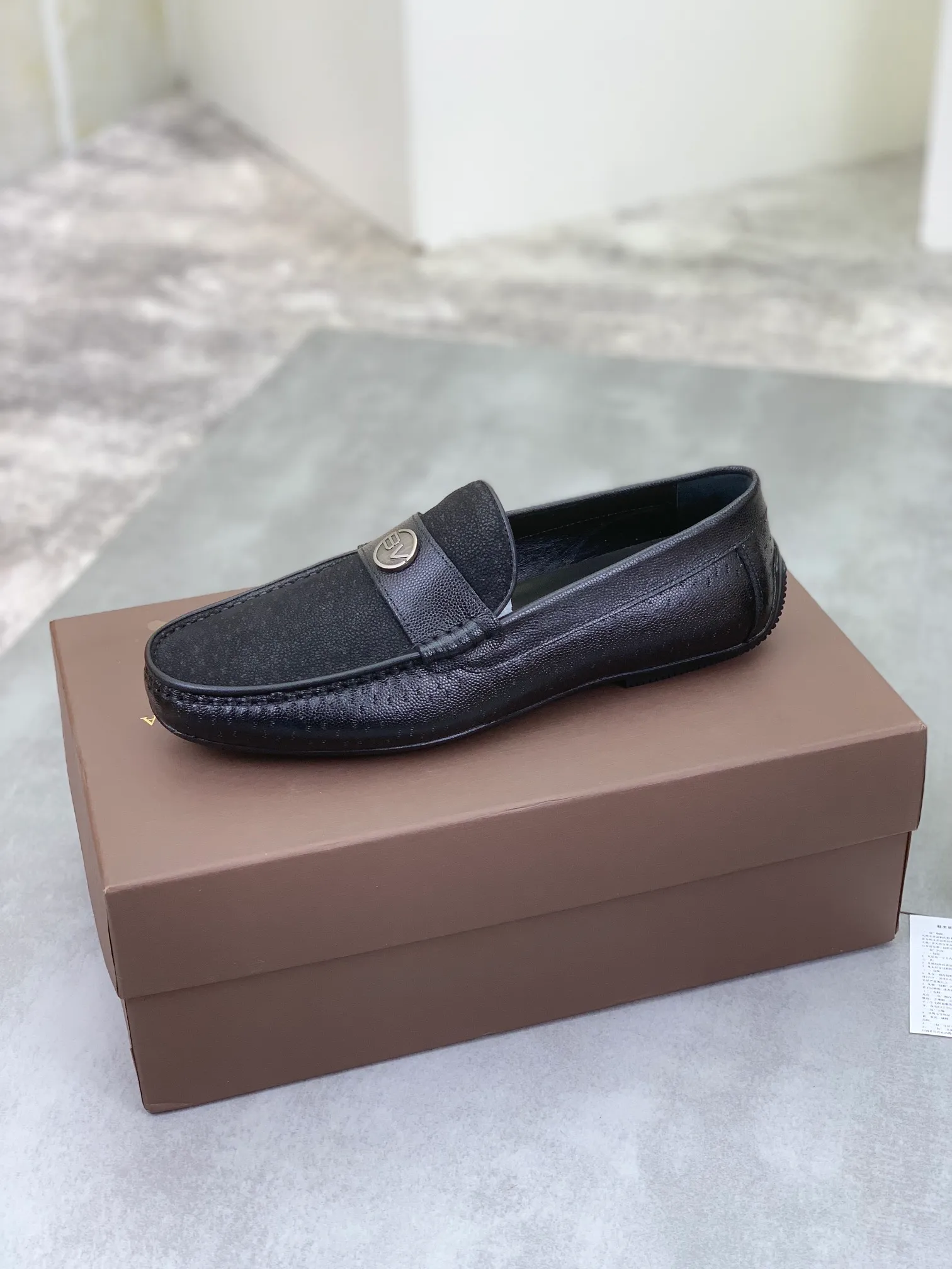 Men's shoes 💰P420 [New model] Water-dyed Niuli 💰High-quality business beanie shoes 💎💎💎 BOTTEGA VENETA official website synchronizes the latest top version of BV in the market, accepts material comparison, shoe type comparison, process comparison, practical and texture, versatile, suitable for any occasion, the more you look at it, the more it tastes. Pure hand-woven craftsmanship - Upper material, hand-woven calfskin imported from Italy 🇮🇹 - High-quality water-dyed cowhide lining - Original private model customized outsole -Size: 39-44 (38 45 can be customized) Color: black or brown optional